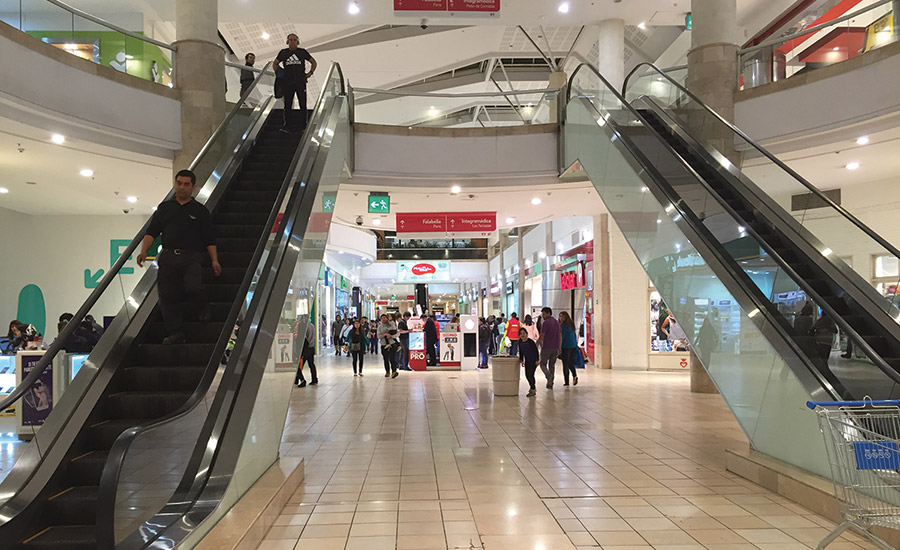 Mall Plaza currently operates 21 shopping centers in the region: 15 located in Chile, five in Peru, and one in Colombia, with five projects under development and due for opening during the next few years Mall Plaza currently operates 21 shopping centers: 15 in Chile, 5 in Peru, and 1 in Colombia